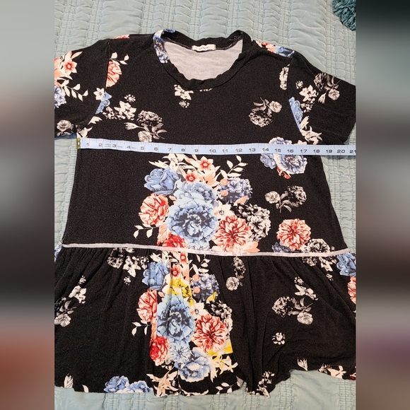 Twenty Ten Black Floral Short Sleeved Tshirt Size Medium - Picture 3 of 4